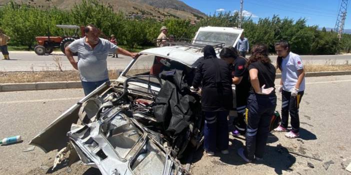 Otomobil TIR'la çarpıştı: 1 ölü