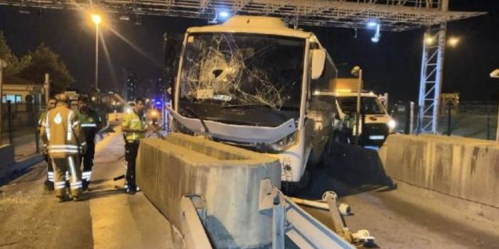 Esenyurt’ta servis midibüsü gişelere çarptı: 1’i ağır 7 yaralı