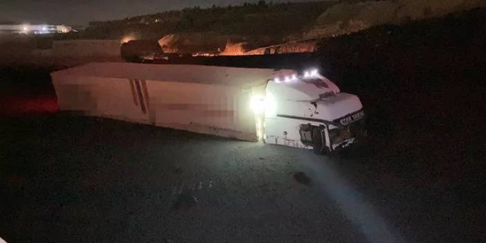 Otoyolu kanalizasyon bastı! Yol trafiğe kapatıldı