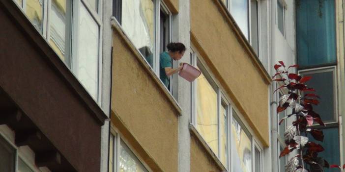 Yoldan geçenlerin üstüne kezzap döktü