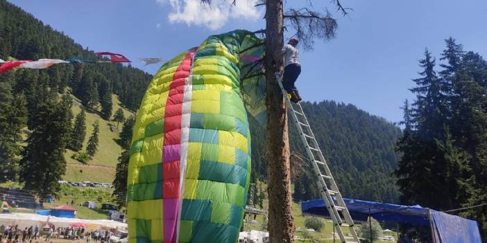 Yamaç paraşütçüsü piknikçilerin üstüne düştü