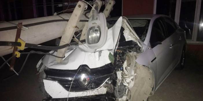 Gurbetçi gençlerin aracına direk devrildi: 1 ölü