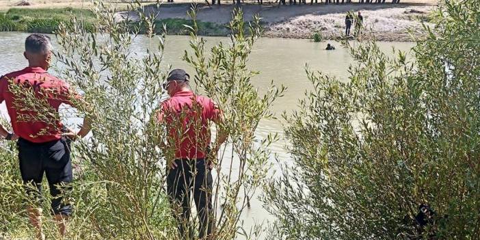 Akıntıya kapılan çocuğunu kurtardı, kendi boğuldu