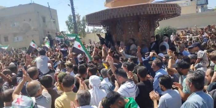 Suriye'de muhaliflerden Cuma namazı sonrası protesto: Katille barışa hayır
