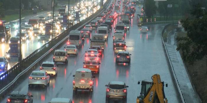 Sağanak geldi, trafik kilitlendi