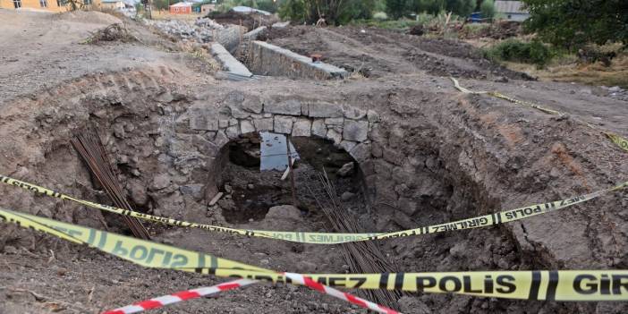Tarihi köprü ortaya çıktı: Dere ıslah çalışması durduruldu