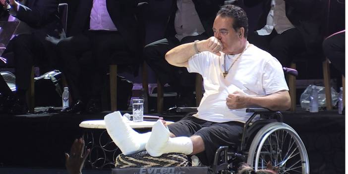 Tatlıses, ayaklarında alçılarla Çeşme’de sahne aldı