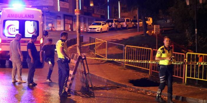 Kaldırım çöktü, 2 kişi çukura düştü