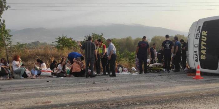 Düğünden dönenlerin minibüsü devrildi: 17 kişi yaralandı