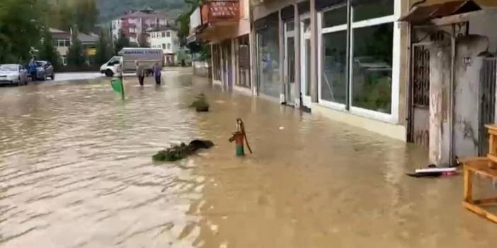 Bartın'da ev ve işyerlerini su bastı