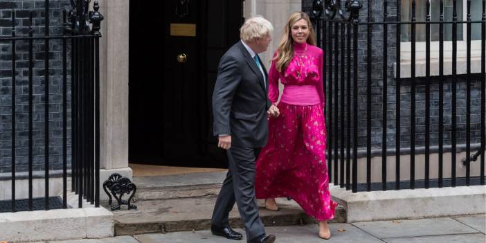 Boris Johnson'ın eşi Carrie'den pembe veda