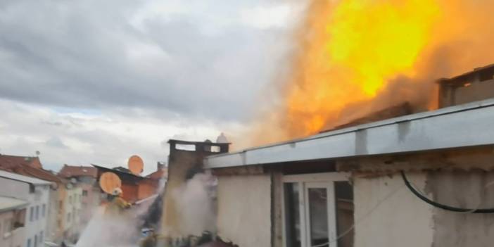 Çatıda yangın çıktı, patlamalar peş peşe geldi