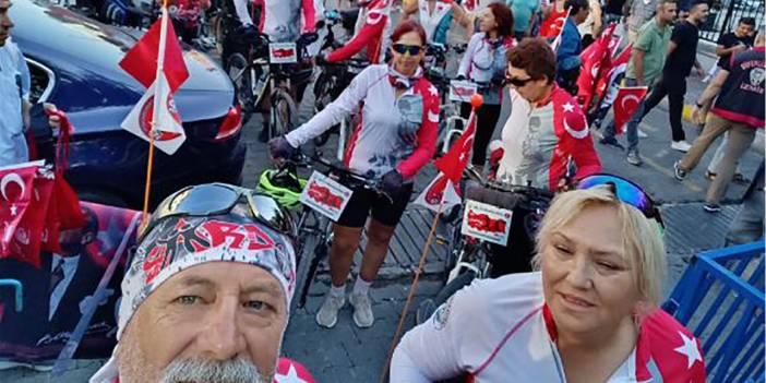 Keşan'dan taşıdıkları Türk bayrağını İzmir’e ulaştırdılar