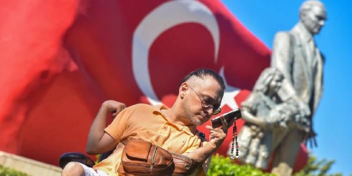 Christy Brown'u örnek aldı, sol eliyle senaryo yazıyor