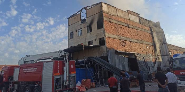 Atık kağıt deposunda yangın