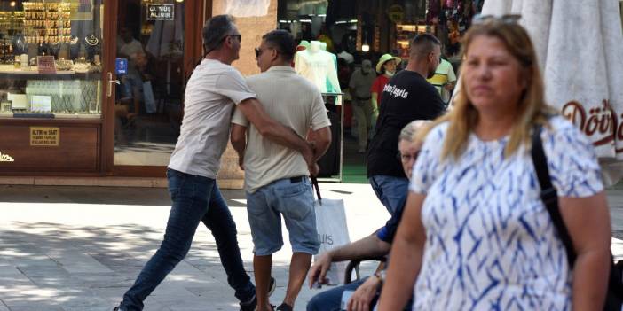 Turistleri kandıran sahte parfüm satıcılarına operasyon