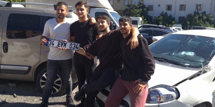 Ölümden döndükleri otomobille hatıra fotoğrafı çektirdiler