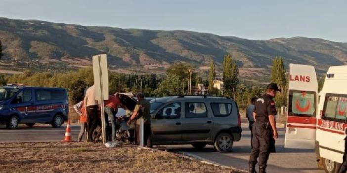 Tokat'ta öğrenci servisi ile hafif ticari araç çarpıştı: 13 yaralı