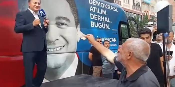 Cebindeki 5 TL’yi çıkarıp Babacan’a uzattı: Alsın AKP yesin bunu