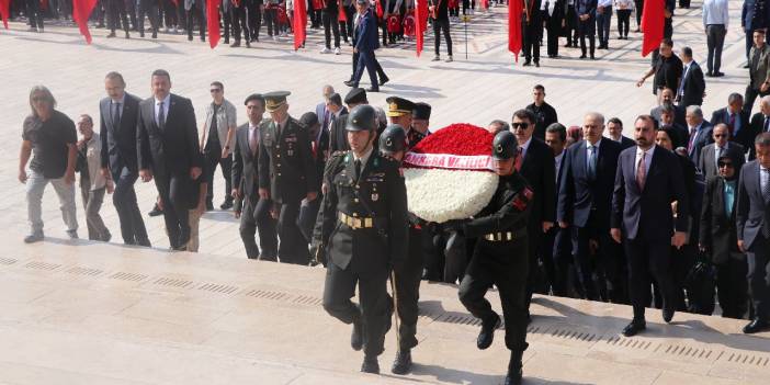 Vali Şahin ve gazilerden Anıtkabir'e ziyaret