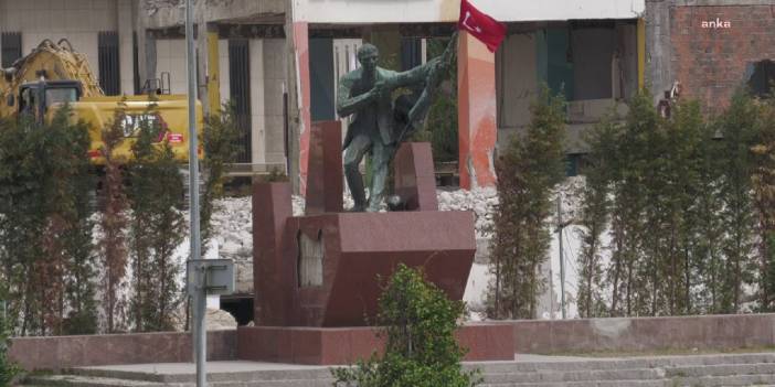 İzmir'deki İlk Kurşun Anıtı'nın rölyefi çalınmak istendi