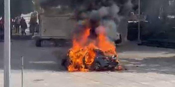 Otomobilini benzin döküp yaktı