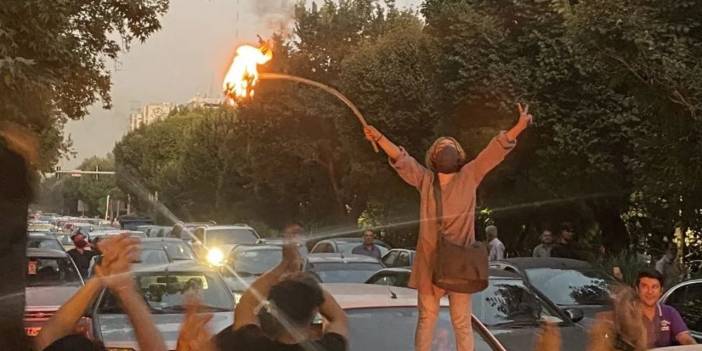 İran'da protestocular polisi püskürttü