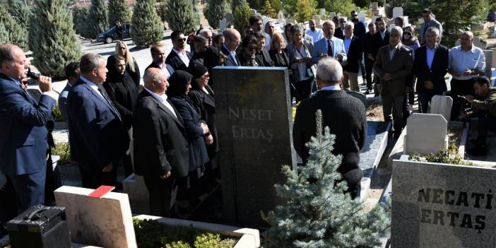 Neşet Ertaş mezarı başında anıldı