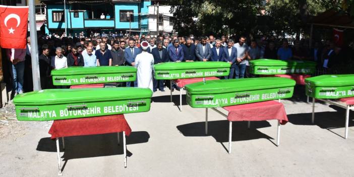 Cenazeden dönerken kazada ölen aynı aileden 6 kişi son yolculuğuna uğurlandı