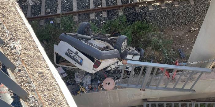 Çarpışan araçlardan biri köprüden aşağı düştü