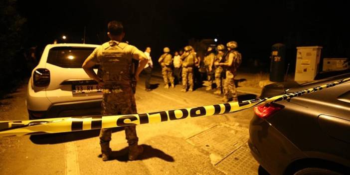 Mersin'de teröristlerin bombayı çöp konteynerine attığı anlar kamerada