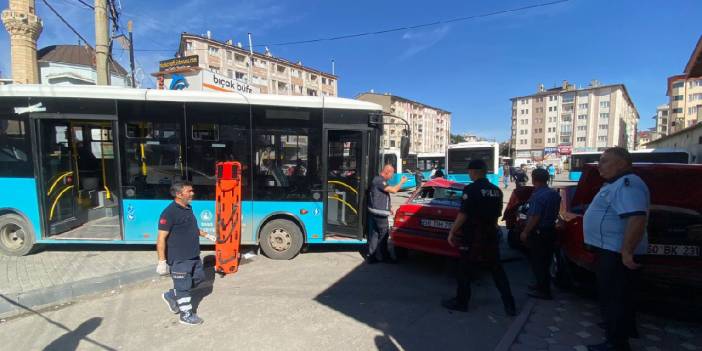 Sürücü kalp krizi geçirdi: Önce 4 araca, sonra büfeye çarptı