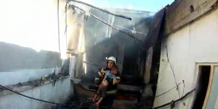 Evi alevler sardı 4 küçük çocuk bir odada mahsur kaldı