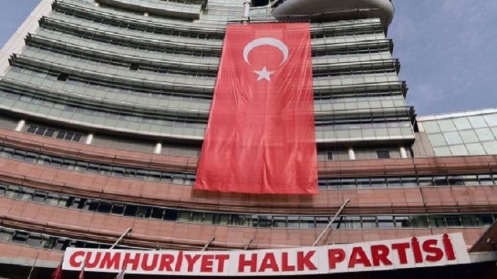 CHP Genel Merkezi'ne dev Türk bayrağı asıldı