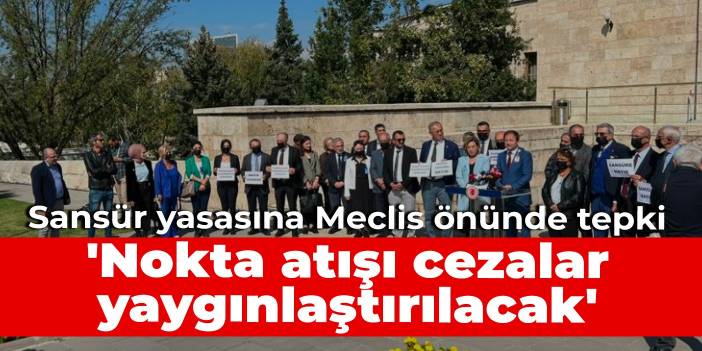 Sansür yasası Meclis önünde protesto edildi