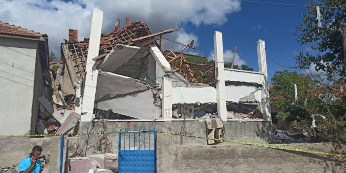 Patlama meydana gelen bina çöktü: Enkaz altında kaldılar