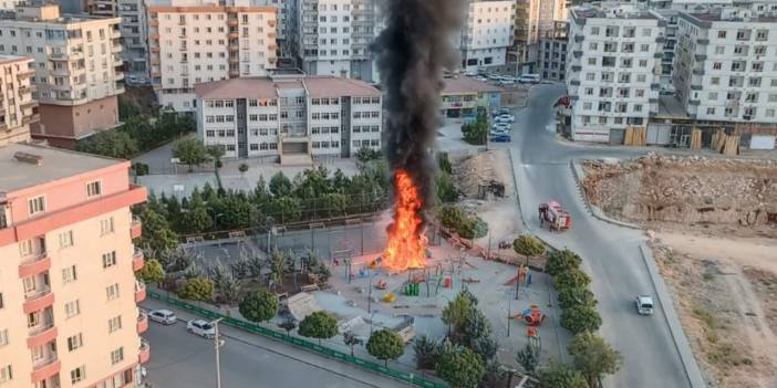 Çocuk parkındaki oyuncakları yaktılar