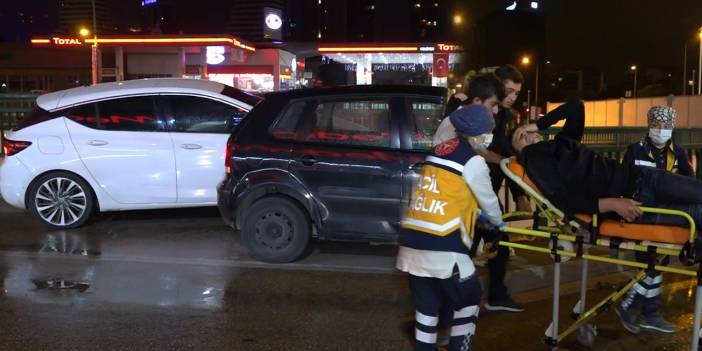 Yolda kalan araca yardım ederken otomobil çarptı