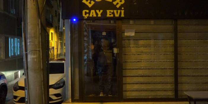 Müşteri kahve içerken, dükkanını kilitleyip çorbacıya gitti