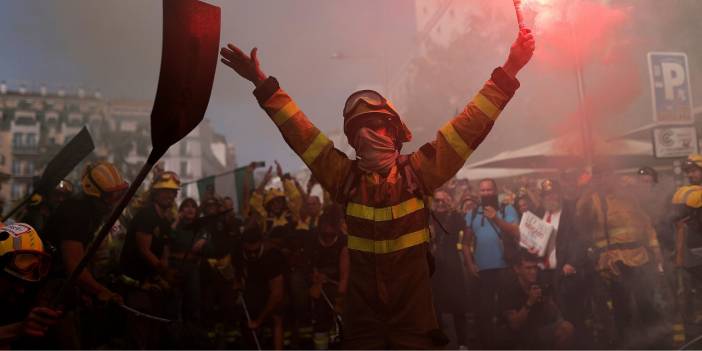 Binlerce itfaiyeci meclise yürüdü