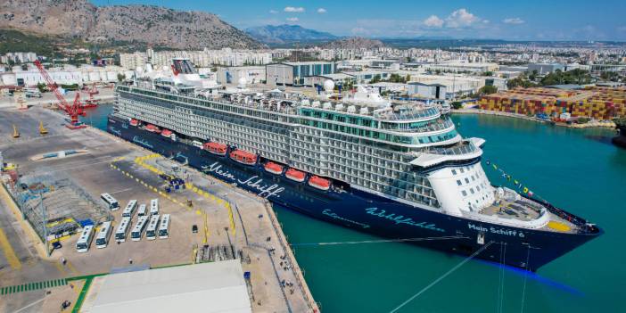 Lüks yolcu gemisinde 10'uncu kattan düşerek öldü