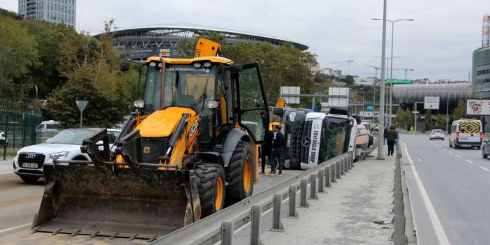 Sarıyer'de trafik felç: Beton mikseri devrildi