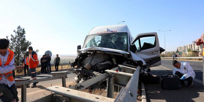 İşçi servisi bariyerlere çarptı: Ölü ve yaralılar var