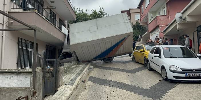 Yokuş aşağı inen kamyonet apartmana çarptı