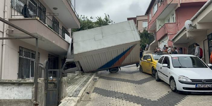 Yokuş aşağı inen kamyonet 4 katlı binaya çarptı