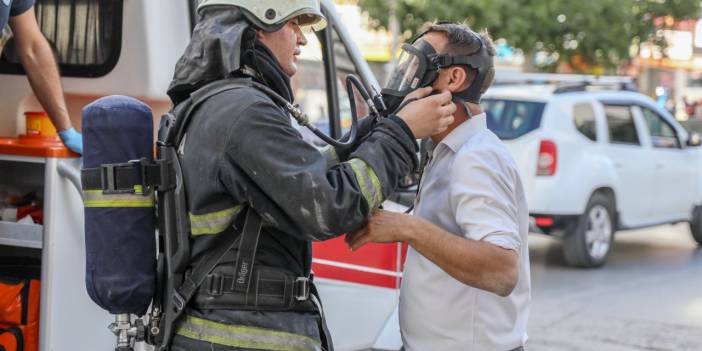 Antalya'da AVM'de yangın: İtfaiye eri maskesini çalışana verdi