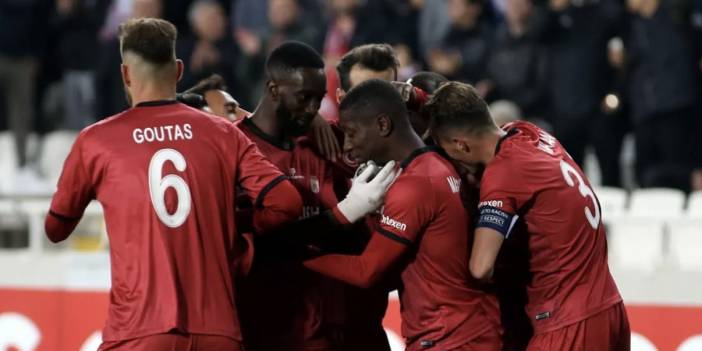 Sivasspor evinde farka koştu! Gruptan çıkmayı garantiledi