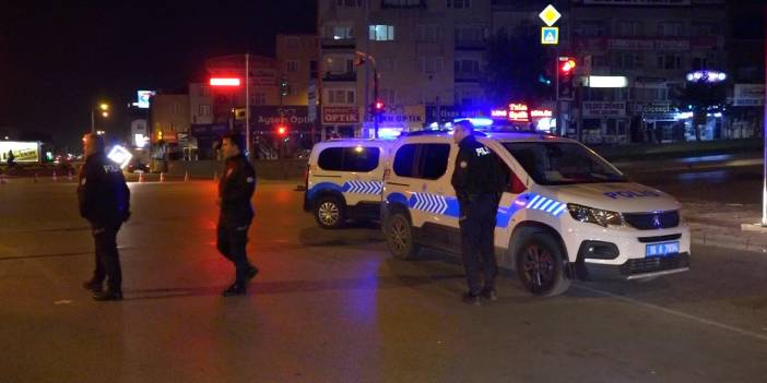 Dur ihtarına uymayan sürücü polis barikatına takıldı: 'Polisleri şaka yapan arkadaşım sandım' dedi