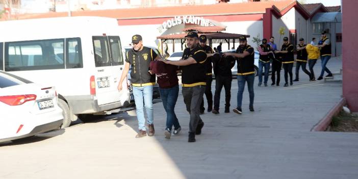 Sokakta dövüp, yüzünü jiletle kestiler; hırsızlıktan arandığı için şikâyetçi olmadı