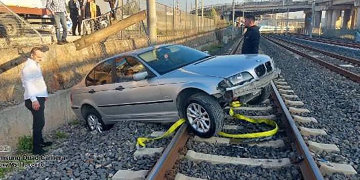 Otomobil rayların üzerine düştü; tren seferleri durdu